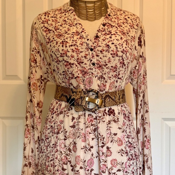 faux snakeskin belt with circle buckle - Picture 3 of 6